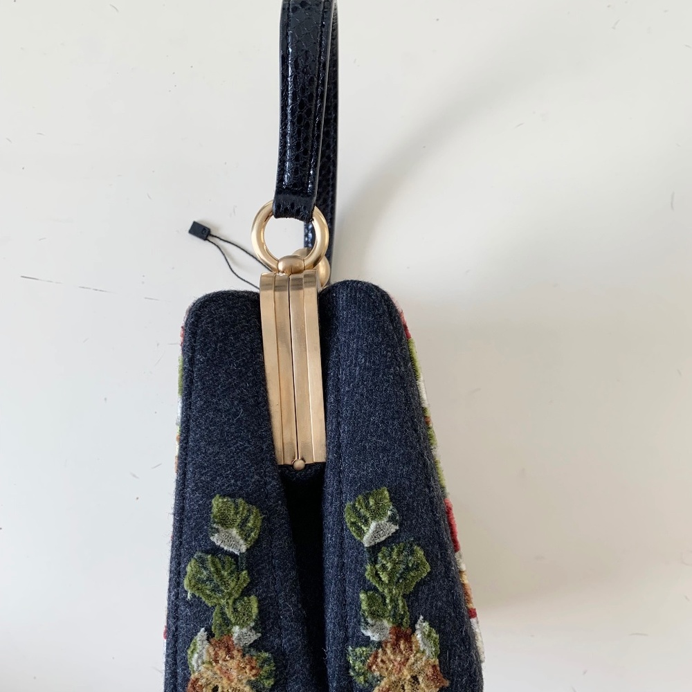 Dolce Gabbana Velv. embroidered Keys/Roses handbag - Picture 5 of 7